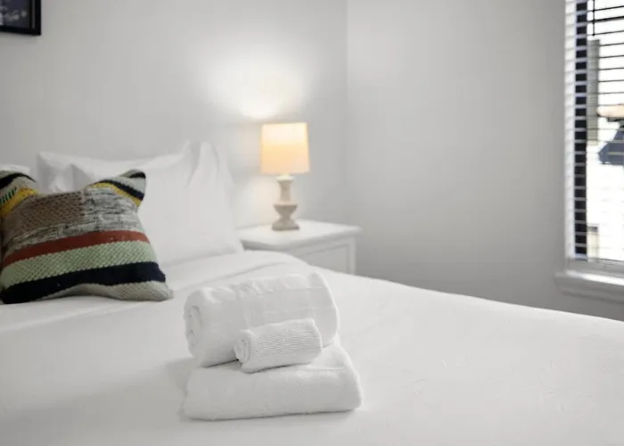 Cozysuites Modern Urban In Historic Apartment Glendale